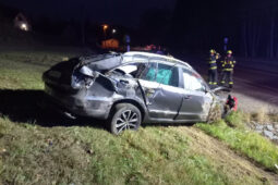 Auto se v Deštném několikrát převrátilo přes střechu. Řidič vystoupil sám