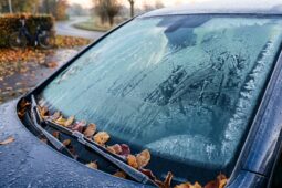 Jak připravit auto i sebe na podzimní provoz. Přezout pneumatiky zdaleka nestačí