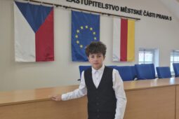 Kamarád zmizel pod hladinou. Třináctiletý Benjamin ho zachránil, Praha 5 mu udělila medaili