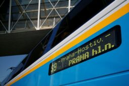 CityElefanty stále chybějí. Příměstské vlaky pořád jezdí kratší