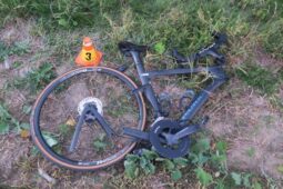 Na Konicku smetlo Porsche cyklistu. Letěl pro něj vrtulník