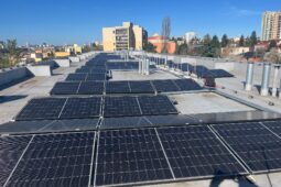 Solární panely přibývají na pražských střechách. Městské organizace elektřinu sdílejí