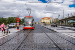 Dlažba na míru kolejím i zelené pásy. Praha představila podobu tramvajových tratí