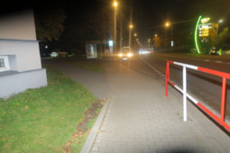 Bezohlednost na chodníku: Jezdec na elektrokoloběžce srazil chodkyni a z místa  ujel