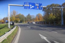 Najde se? Ohrozil motorkářku, způsobil její pád a z místa nehody ujel