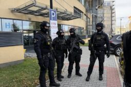 Drama u nemocnice ve Frýdku-Místku: Ranní potyčku provázelo podezření na zbraň, zasahovaly desítky policistů