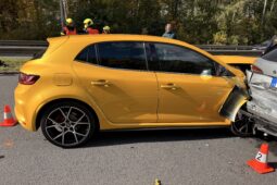 Zběsilá jízda žlutého Meganu skončila nehodou. Opilý řidič utekl