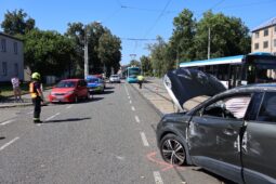 Střet Škody a Peugeotu skončil zraněním: Policie hledá svědky
