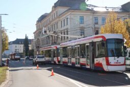 Tramvaj v Olomouci srazila muže z vysokozdvižné plošiny. Spadl ze 6 metrů