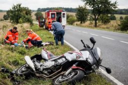 Senior na motocyklu vyjel mimo silnici a havaroval. Záchranáři mu už nepomohli