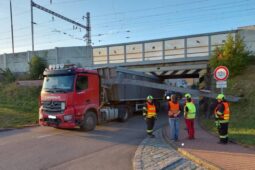 Nákladní souprava uvízla pod viaduktem. Vyprostit ji museli hasiči
