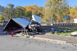 Silnice v kraji opět plné nehod. Vlak se srazil s dodávkou, pro motorkáře letěl vrtulník