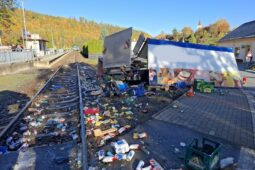 Na přejezdu v Hlubočkách u Olomouce se srazil vlak s dodávkou. Řidiče museli vyprostit