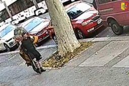 Kvůli pláči dítěte vytáhl v tramvaji nůž. Policie hledá muže i ohrožené cestující