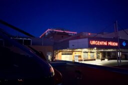 Mladík se  zřítil z deseti metrů. V kritickém stavu ho transportoval vrtulník