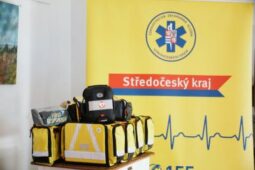 Sanitka je ještě na cestě, pomoc už na místě. Strážníci v Lysé mají nové přístroje pro záchranu života