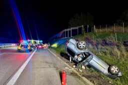 Náraz vymrštil řidiče z auta, v kritickém stavu ho do nemocnice transportoval vrtulník