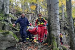 Dramatický pád ze skály: Jedenáctiletá se zranila. Jako první pomohl hasič a zdravotní sestra