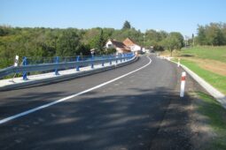 Silnice mezi Újezdcem a Syrovínem je opět průjezdná. Sesuvům má chránit nová opěrná zeď