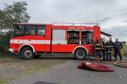 FOTO: Hasiči ze Slatiny svépomocí opravili cisternu, která pomáhala ve Větřkovicích. LIAZka dostala nové čerpadlo