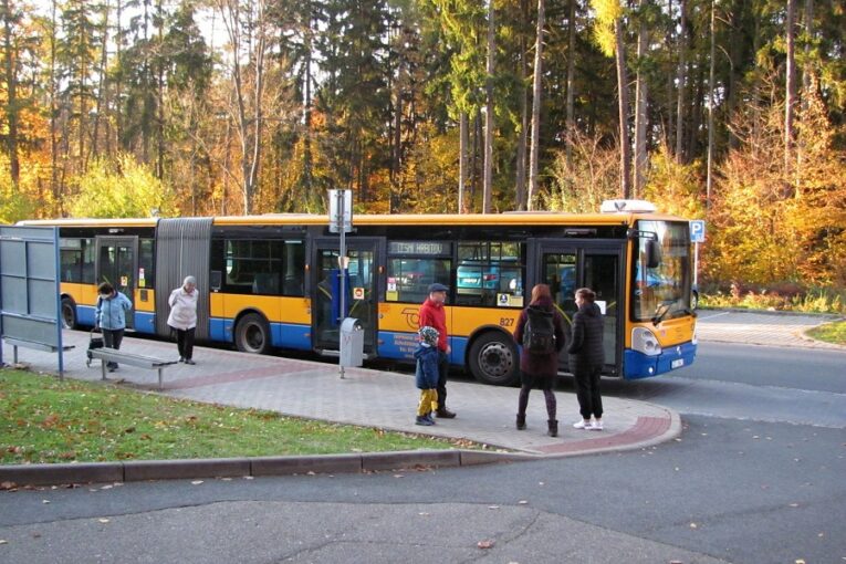 Na Dušičky posílí doprava ke hřbitovům. Ve Zlíně a Otrokovicích vyjedou i kloubové autobusy