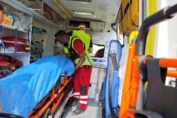 Dva vážné pracovní úrazy během čtvrt hodiny: Záchranáři bojovali o životy přimáčknutých mužů