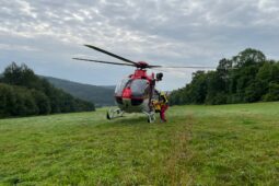Těžce zraněného cyklistu vyzvedával v Beskydech vrtulník pomocí jeřábu