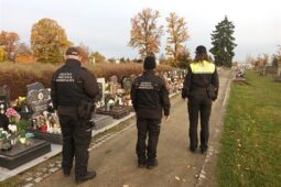 Chebská policie zvýší v průběhu svátků četnost kontrol na hřbitově