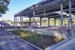 Skejt, koloběžka i kolo pod jednou střechou. Betonárka chystá otevření nové části