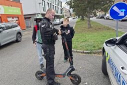 Není koloběžka jako koloběžka. Silné stroje mladíkům dlouho nevydržely