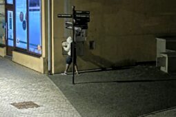 Chtěl zmizet pod kobercem, skončil v poutech. K útěku mu chyběl žebřík