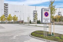 Nová dlažba i desítky stromů. Parkoviště u hřbitova se proměnilo k nepoznání
