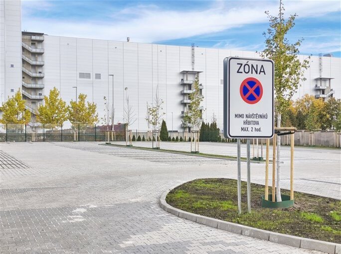 Nová dlažba i desítky stromů. Parkoviště u hřbitova se proměnilo k nepoznání