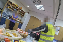 VIDEO: Zloděj bufetu otevřel pokladnu zapomenutým klíčem. Prodavačka ho přistihla s penězi