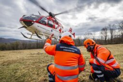 Vážná nehoda ve Veselí: Těžce zraněného muže po střetu s traktorem dopravil do nemocnice vrtulník