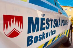 Opilý muž si v Boskovicích sedl do kolejiště. Strážníci mu zabránili spáchat sebevraždu