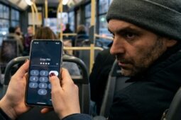 Jste si jistí, že okolí nevidí údaje na vašem mobilu? Jak ochránit své peníze i soukromí