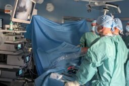 Anenští doktoři jako první v republice vyzkoušeli novinku v ortopedické operaci