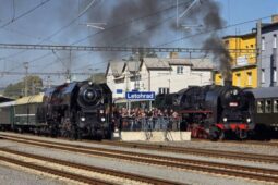 Letohrad zahalily oblaky páry. Největší parní akce v Česku přilákala fanoušky železnice