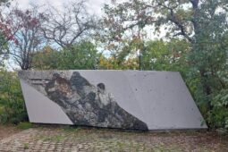 Praha 5 opravila poničený pomník na Barrandově. Jména padlých připomíná jiné místo