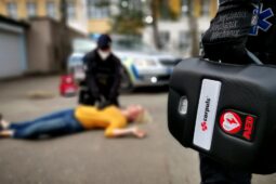 Policisté dostanou 158 nových defibrilátorů. Usnadní předání pacientů záchranářům