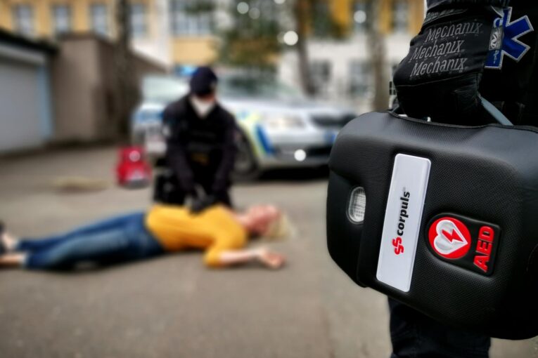 Policisté dostanou 158 nových defibrilátorů. Usnadní předání pacientů záchranářům