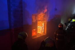Pět jednotek hasičů zasahovalo u požáru v Novovysočanské. Pomohla i Cobra