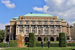 Praha připravuje pietní místo pro oběti střelby na filozofické fakultě