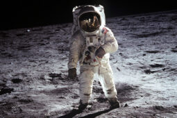 Armstrong vystoupil z lodi. Člověk poprvé stanul na Měsíci