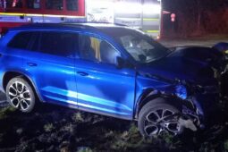 Ranní srážka aut u Horního Dehtova. Zaklíněného muže odvezl vrtulník