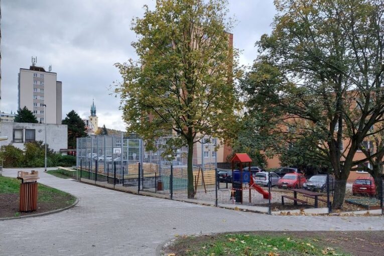 Riegrova ulice v Příbrami má nový vnitroblok. Přibylo hřiště i 38 parkovacích míst