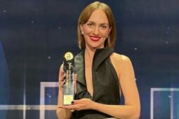 Elizaveta Maximová vyhrála světovou cenu a převzala tak štafetu po mezinárodní hvězdě Cate Blanchett