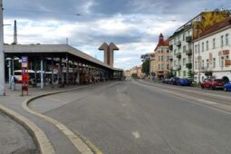 Autobusy ze Smíchovského nádraží mění zastávky. Část spojů odjíždí ze Strakonické