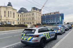 Anonym znovu nahlásil bombu na plzeňském soudě. Policie evakuovala budovu